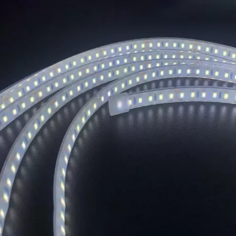 Jakie są charakterystyki źródła światła wspólnych pasków światła niskiego napięcia LED?
